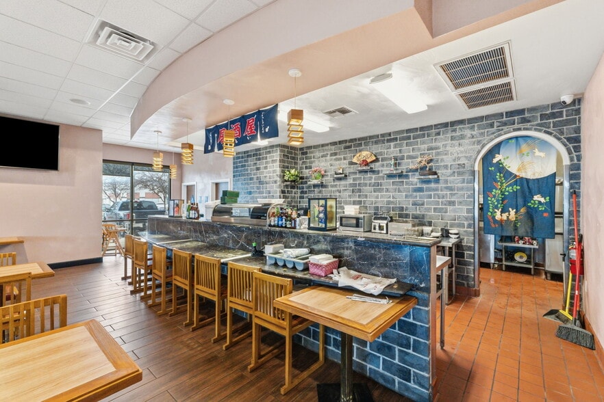 More Photos Of 1377 W El Monte Way, Dinuba Restaurant For Lease