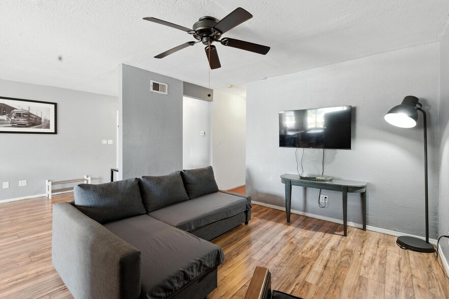 More Photos Of 5332 Beverly Blvd, Los Angeles Office Residential For Sale