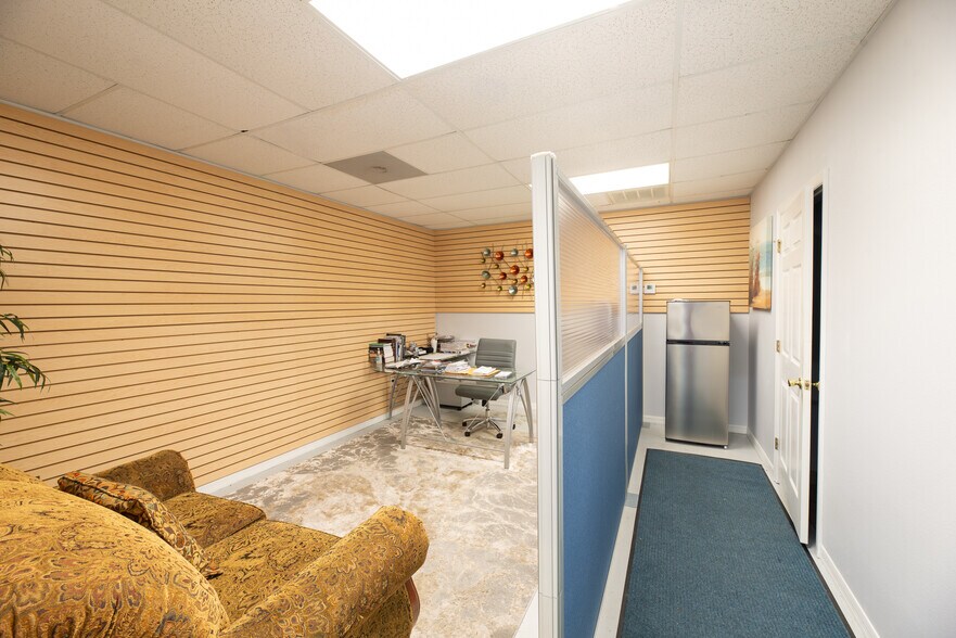 More Photos Of 8909 Regents Park Dr, Tampa Office Residential For Lease