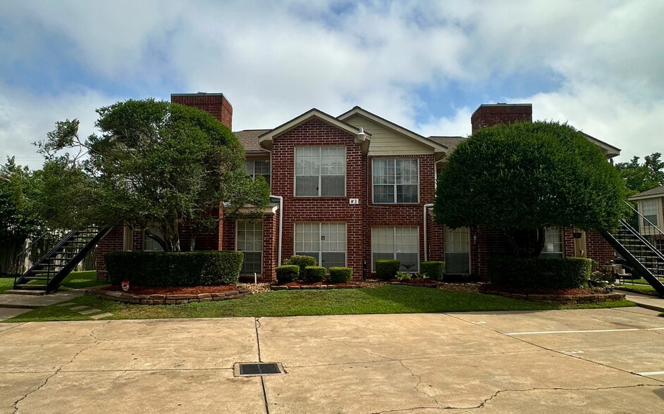 Primary Photo Of 7120 Cole Creek Dr, Houston Apartments For Sale