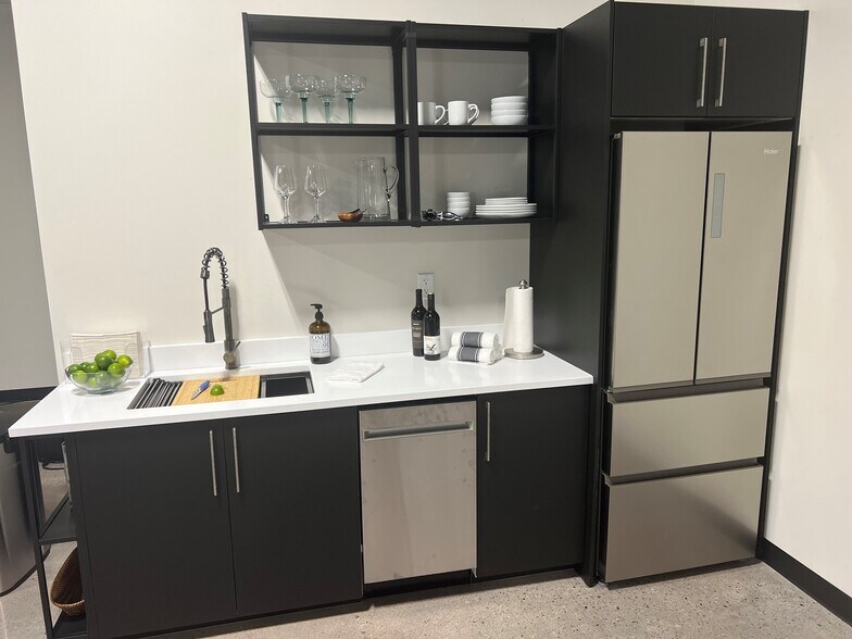 More Photos Of 8949 N Deerbrook Trl, Brown Deer Flex For Lease