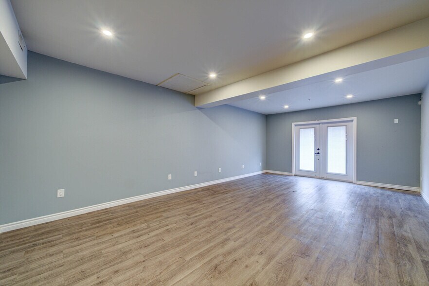 More Photos Of 1367 Mosley St, Wasaga Beach Office For Sale