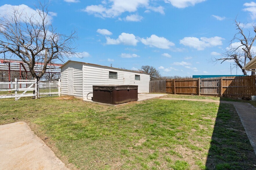 More Photos Of 1641 E Henderson St, Cleburne Land For Sale