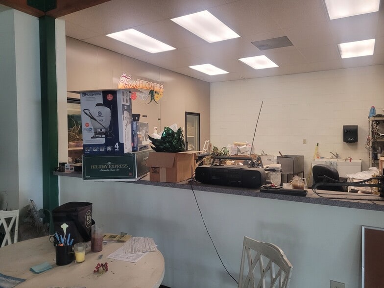 More Photos Of 2456 Millville Oxford Rd, Hamilton Garden Center For Sale