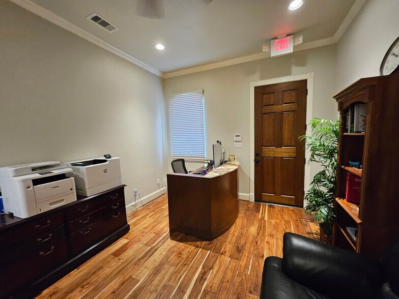 More Photos Of 1804 Snake River Rd, Katy Medical For Lease