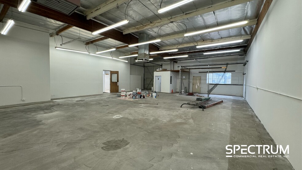 More Photos Of 7631 Alabama Ave, Canoga Park Warehouse For Lease