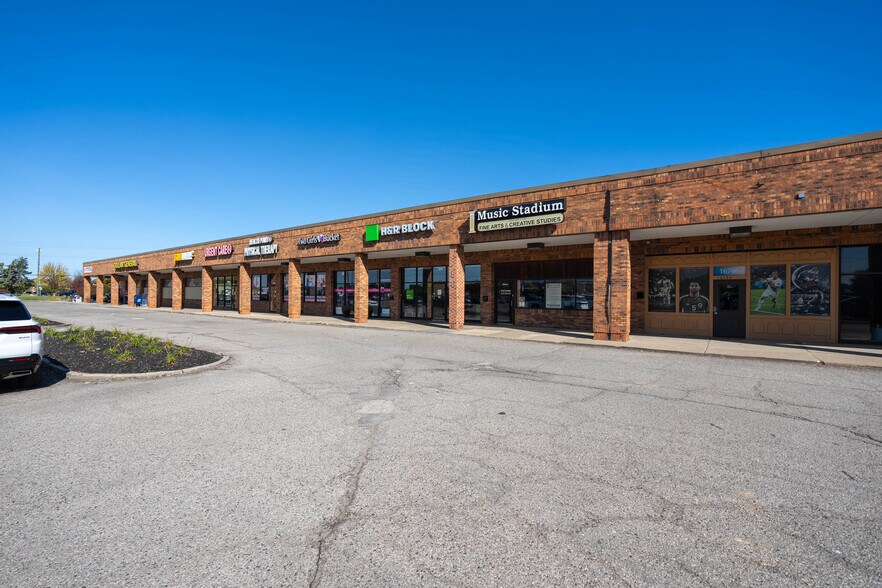 More Photos Of 16700-16900 21 Mile Rd, Macomb Township Storefront For Lease