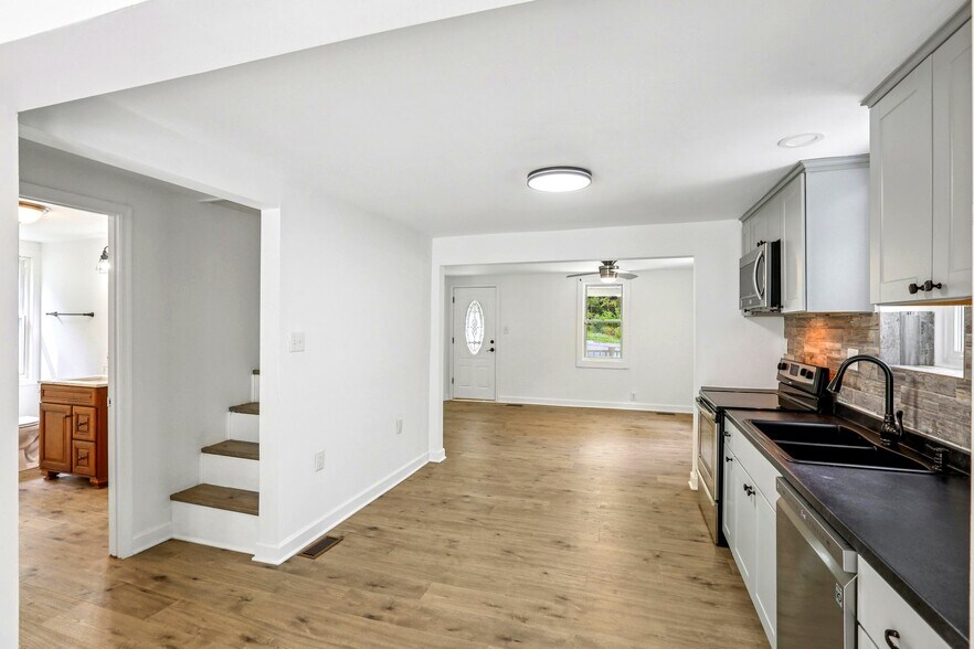 More Photos Of 9955 Belair Rd, Kingsville Flex For Lease