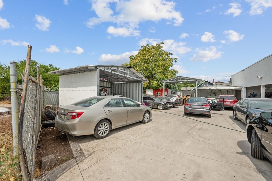 More Photos Of 8705 SE Foster Rd, Portland Manufacturing For Sale