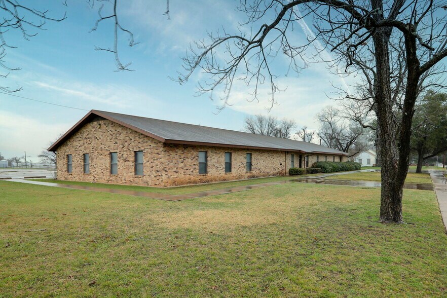 More Photos Of 602 W 12th St, Taylor Office For Lease