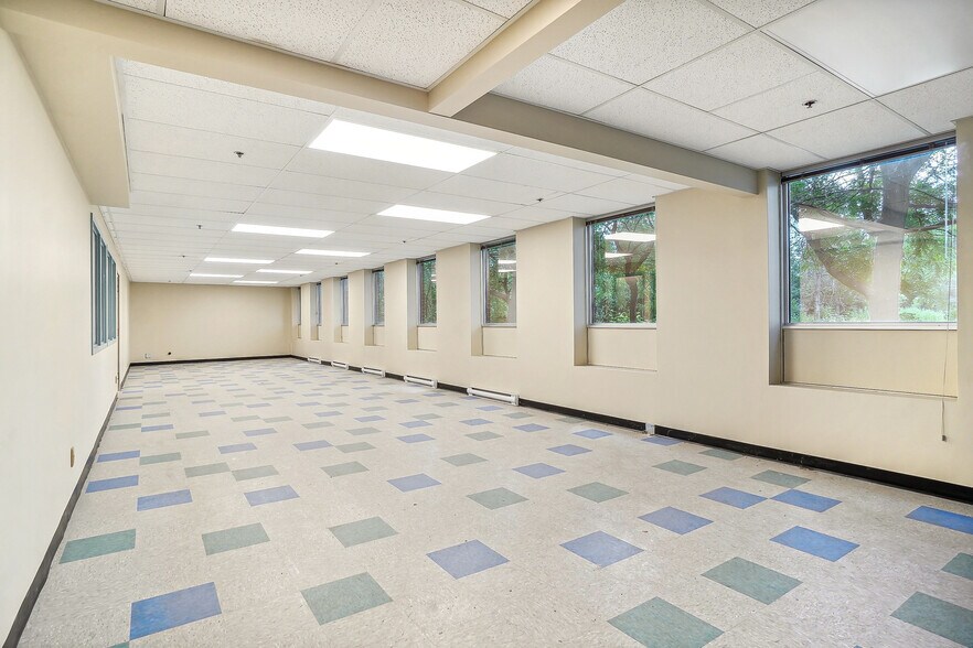 More Photos Of 11625 Av 55e, Montréal Warehouse For Lease