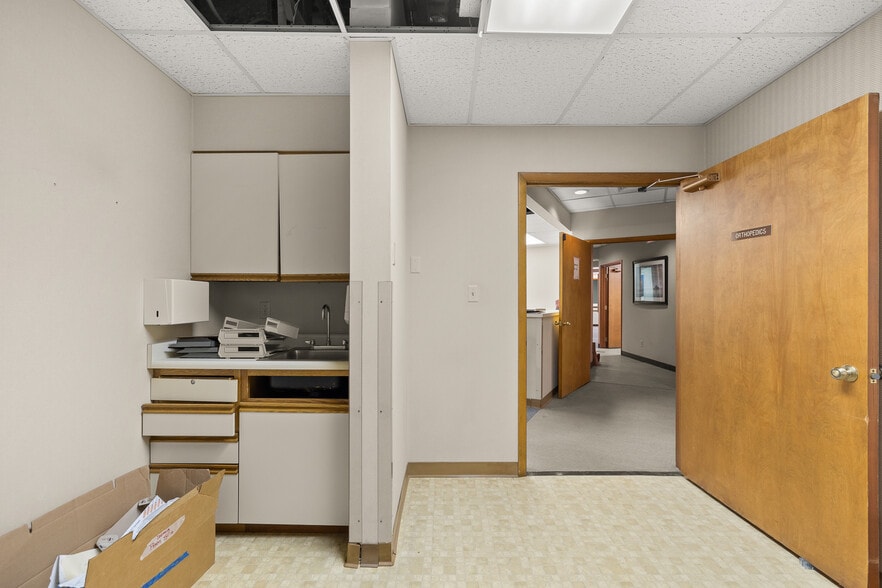 More Photos Of 2050 W Fourth St, Mansfield Medical For Lease
