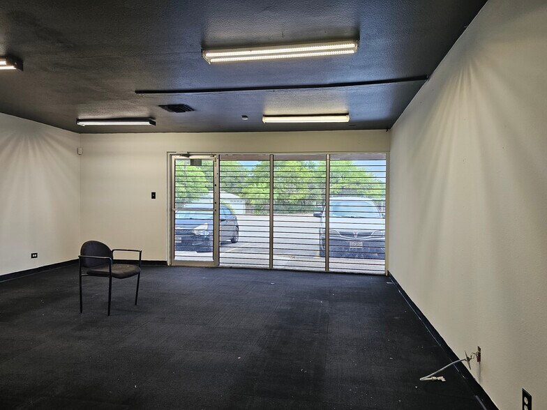 More Photos Of 129-137 Bandera Rd, San Antonio Storefront For Lease