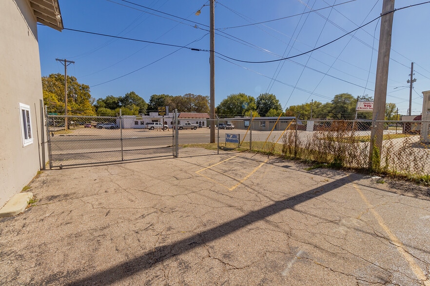 More Photos Of 1627 S Hillside St, Wichita Freestanding For Sale