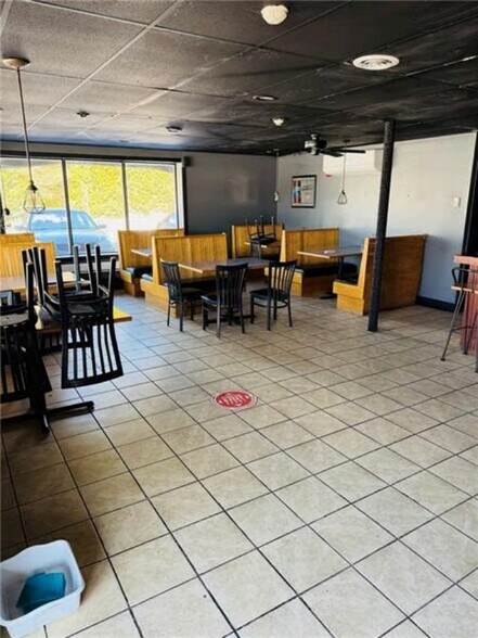 More Photos Of 1690 W Shore Rd, Warwick Restaurant For Lease