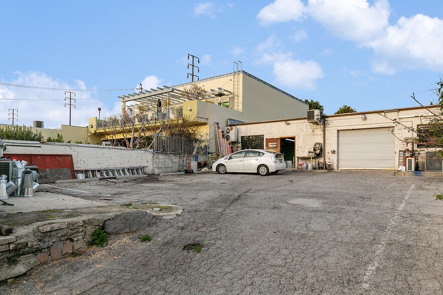 More Photos Of 1550 Victory Blvd, Glendale Office For Sale