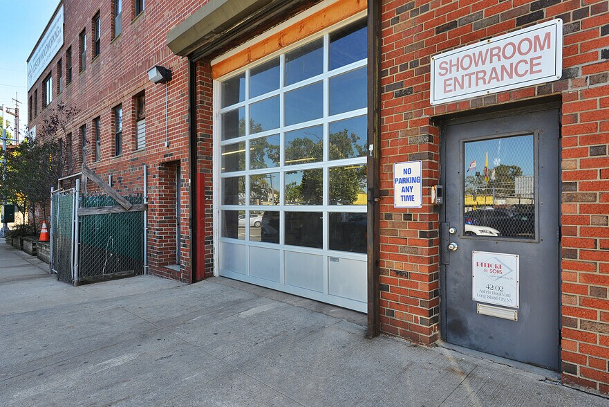 More Photos Of 4202 Astoria Blvd, Astoria Service For Lease