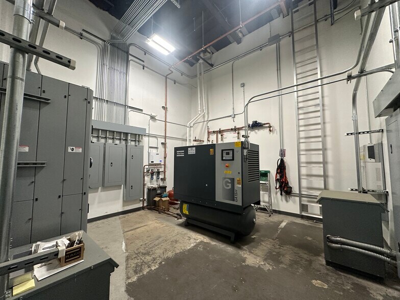 More Photos Of 2049 W Steele Ln, Santa Rosa Warehouse For Sale