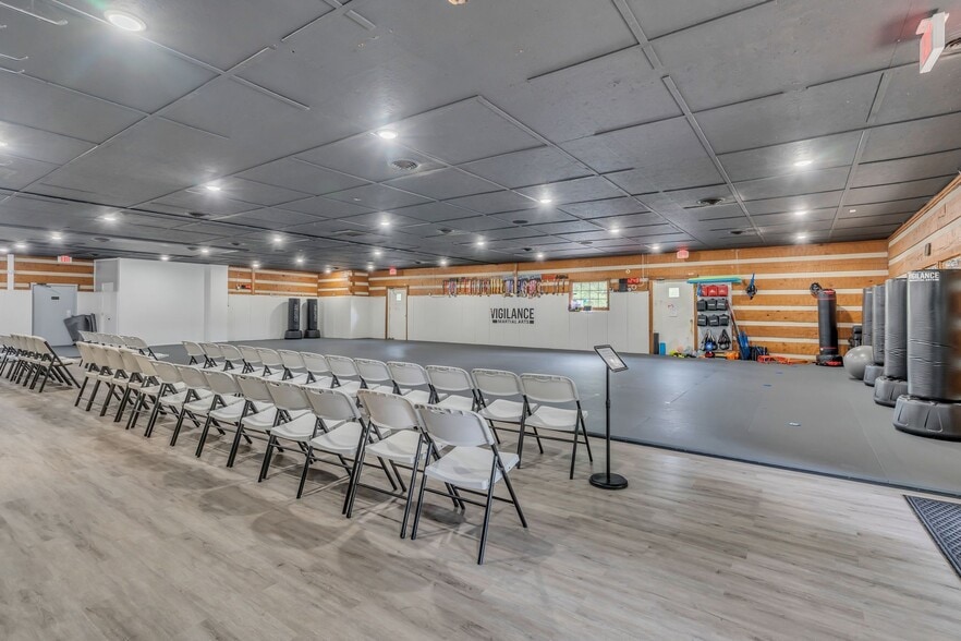 More Photos Of 207 Highway 96 N, Fairview Showroom For Sale