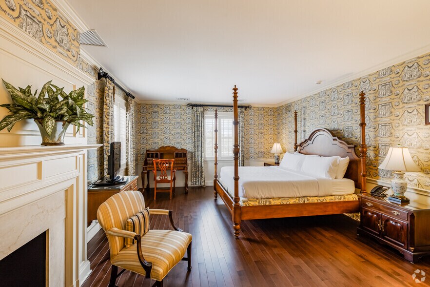 1442 Coraopolis Heights Rd, Moon Township, PA 15108 Hotel For Sale