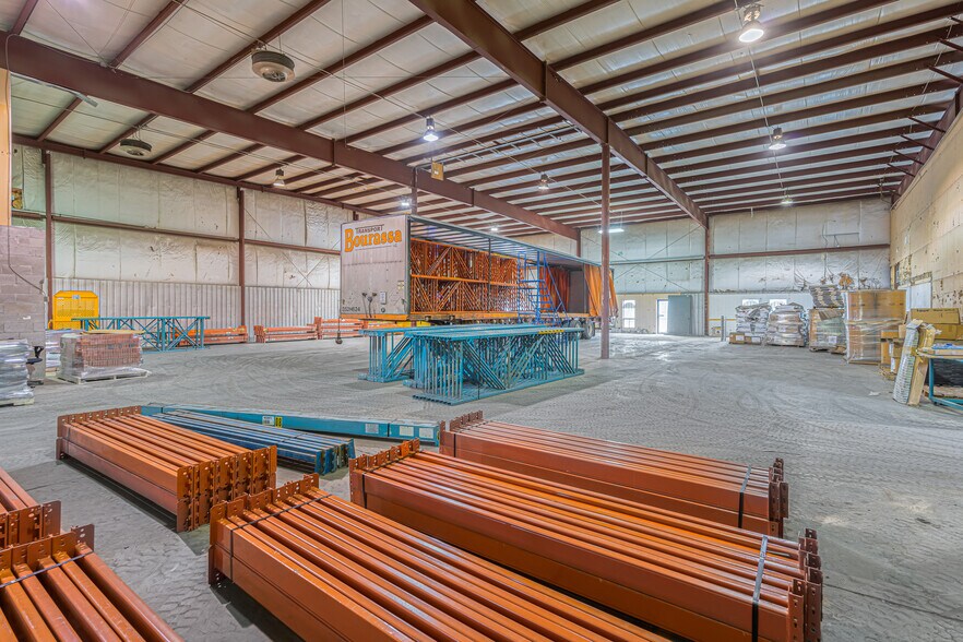 More Photos Of 3437-3465 Boul Des Entreprises, Terrebonne Warehouse For Lease
