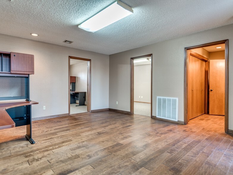 More Photos Of 2222 Westpark Dr, Norman Medical For Sale