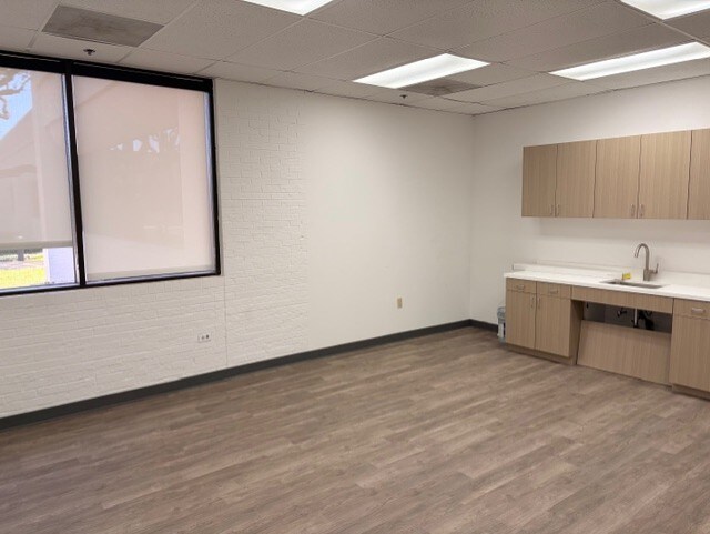 More Photos Of 1220 E Campbell Rd E, Richardson Unknown For Lease