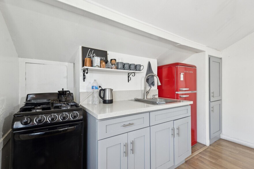 More Photos Of 426 Ivy St, Glendale Apartments For Sale