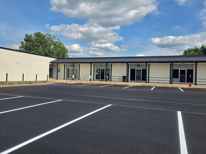 Primary Photo Of 1412 N Broadway, Lexington Office For Lease