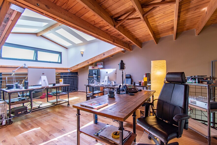 More Photos Of 1715 Church St, Evanston Office For Lease