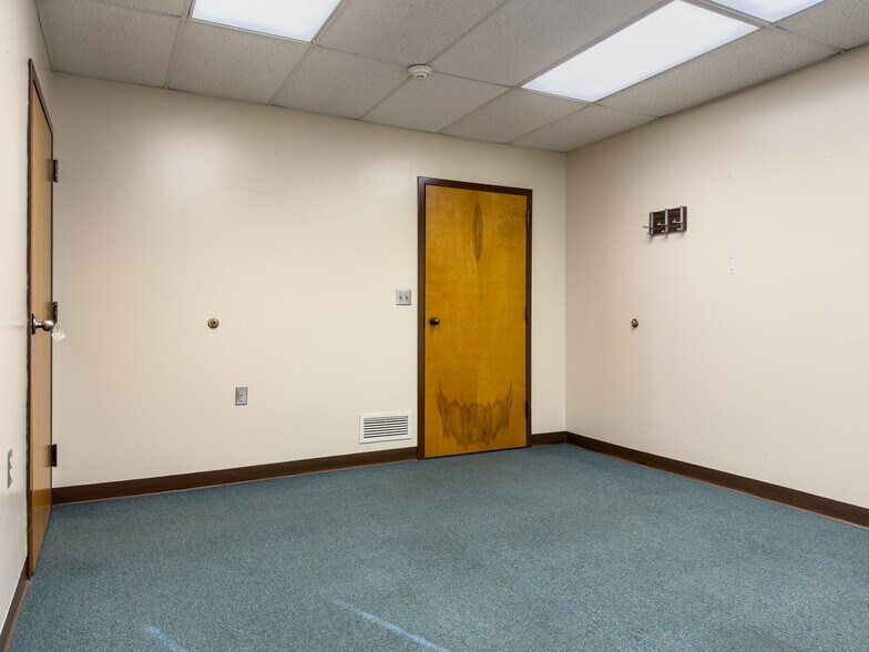More Photos Of 1679 E State Route 29, Urbana Showroom For Sale