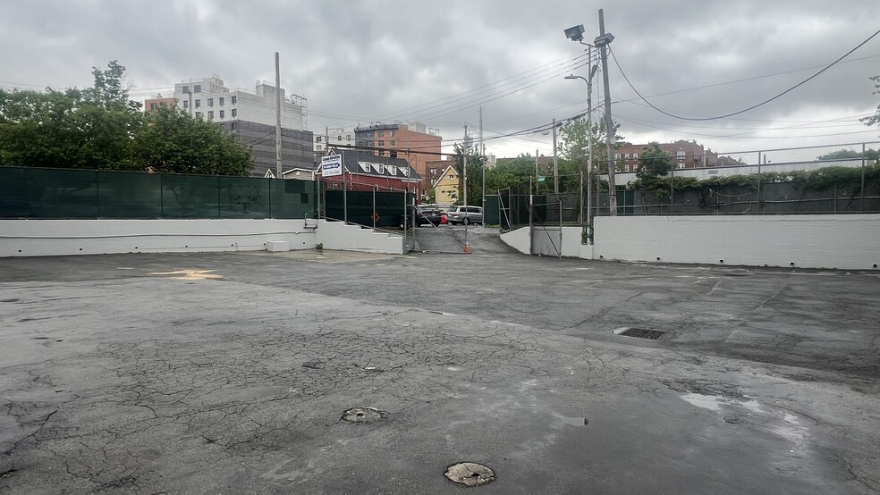 More Photos Of 396 Morris Park Ave, Bronx Service For Lease