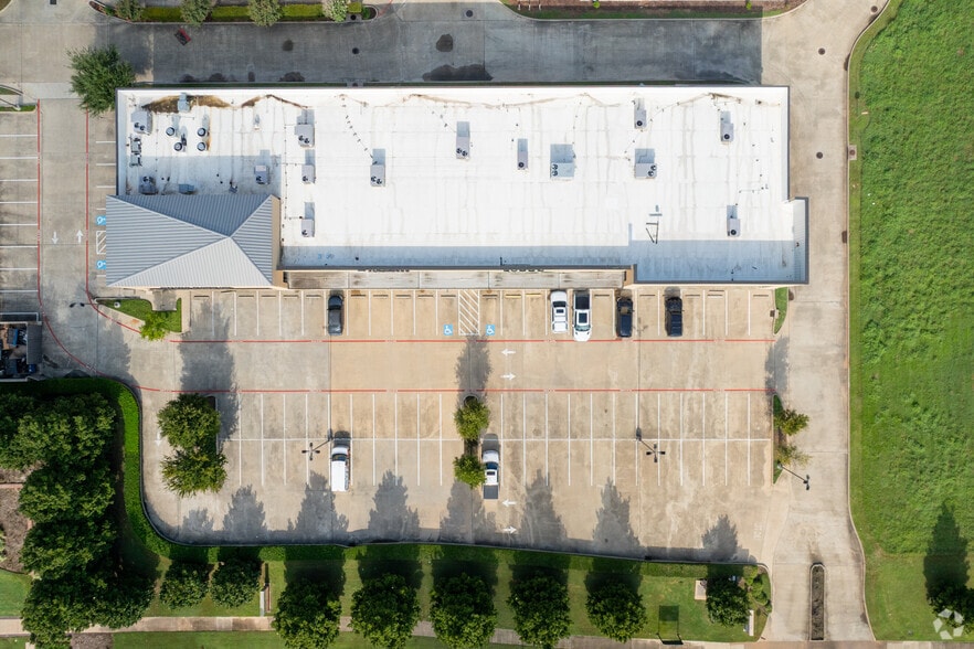 More Photos Of 12920 University Blvd, Sugar Land Storefront For Sale