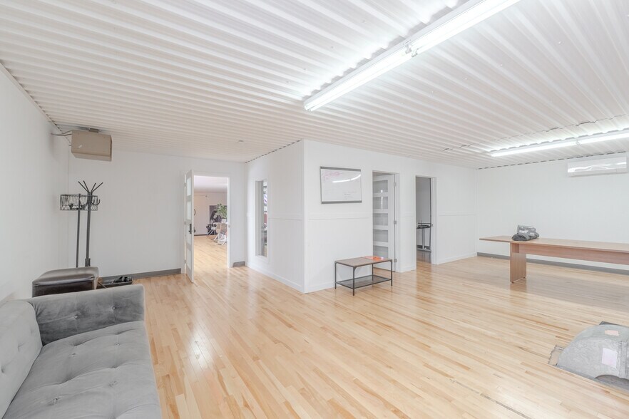 More Photos Of 525 Rue Sagard, St-Bruno-de-Montarville Warehouse For Lease