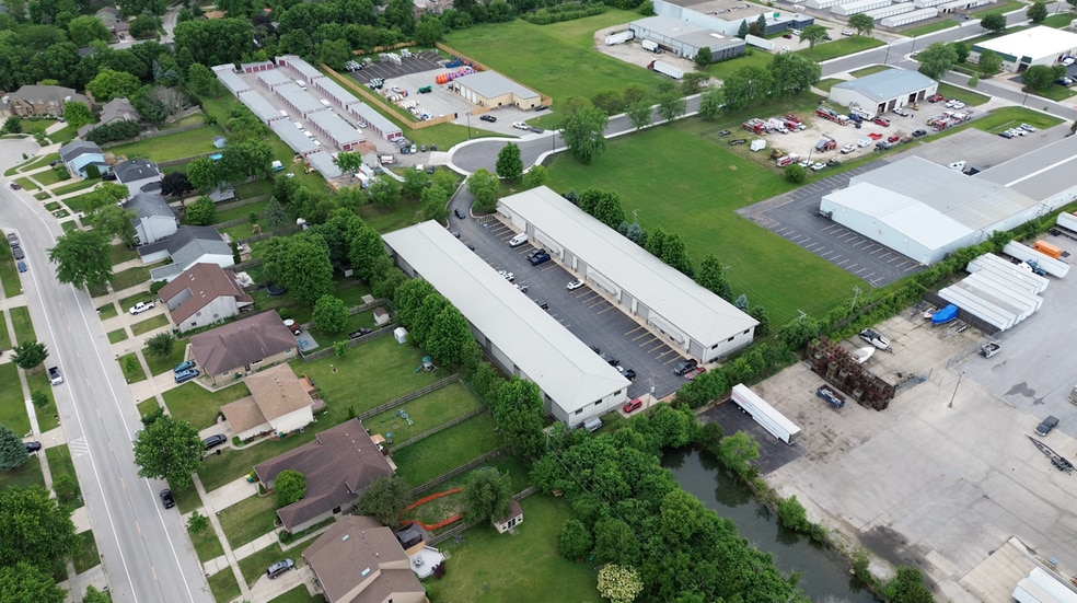 More Photos Of 906 Geneva St, Shorewood Warehouse For Lease