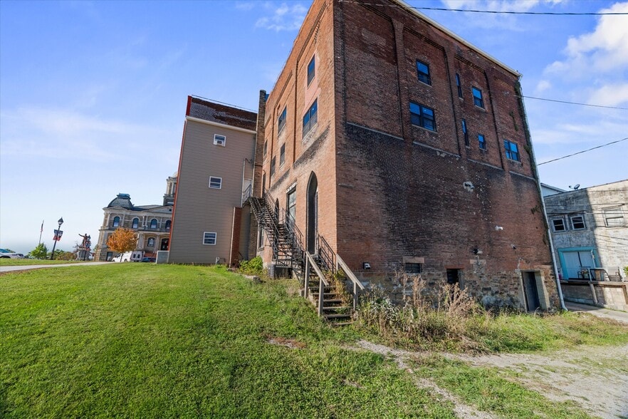 More Photos Of 127-131 W Market St, Cadiz Storefront Retail Residential For Sale