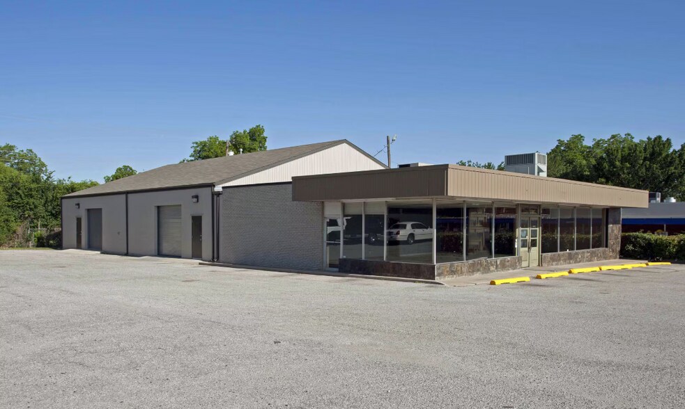 More Photos Of 5107 N Macarthur Blvd, Oklahoma City Freestanding For Lease