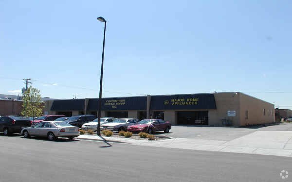 More Photos Of 1545-1549 Burgundy Pky, Streamwood Showroom For Lease