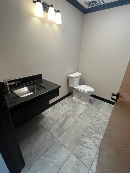 More Photos Of 2804 SE 59th St, Oklahoma City Manufacturing For Sale