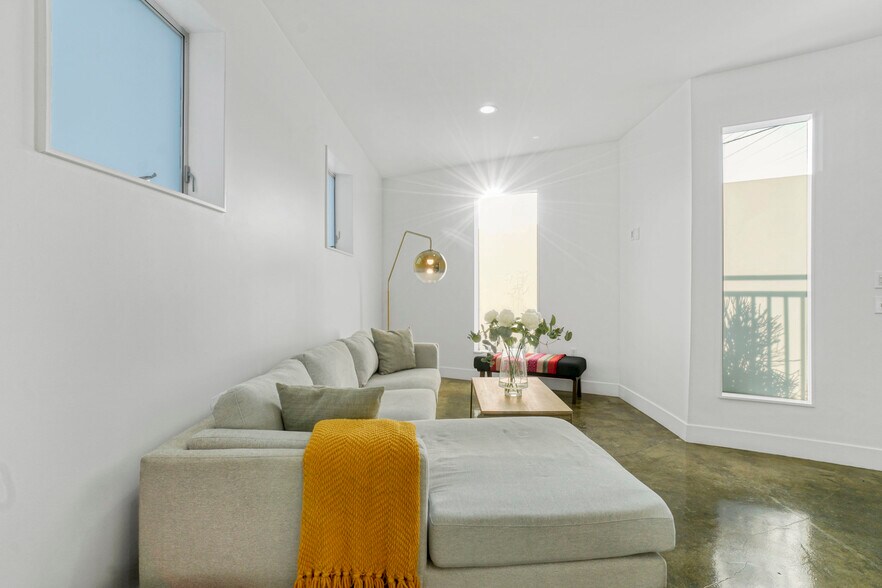 More Photos Of 328 Lincoln Blvd, Venice Storefront Retail Residential For Sale