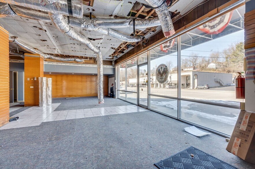 More Photos Of 560 W Main St, Abingdon Storefront For Lease