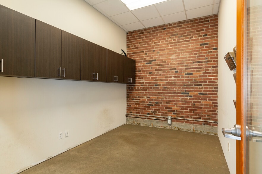 More Photos Of 2420 2nd Ave, Seattle Storefront Retail Office For Sale