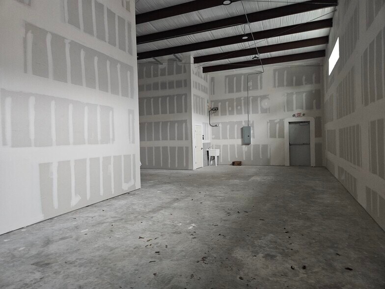 More Photos Of 1013 Brazos St, Rosenberg Specialty For Lease