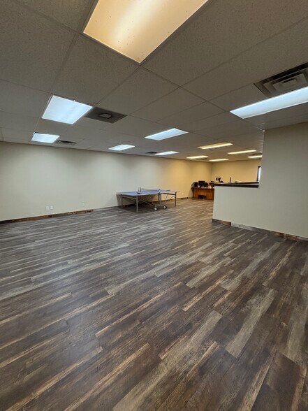 More Photos Of 4106-4112 S Commerce Dr, Murray Light Manufacturing For Lease