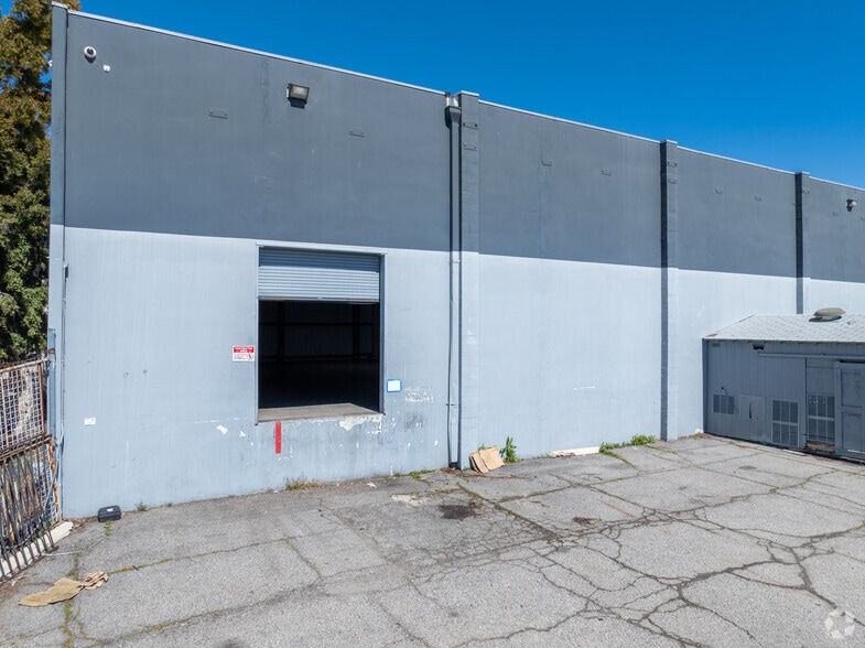 More Photos Of 21350 Lassen St, Chatsworth Warehouse For Lease