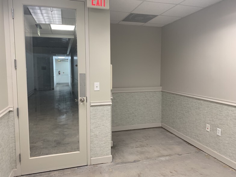 More Photos Of 2021 Tyler St, Hollywood Office For Lease