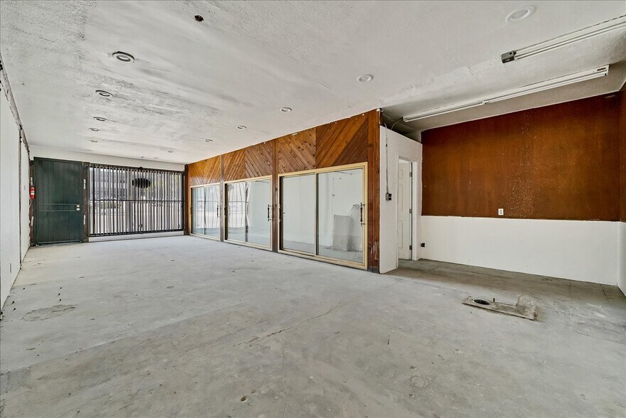 More Photos Of 19709 Ventura Blvd, Woodland Hills Office For Sale