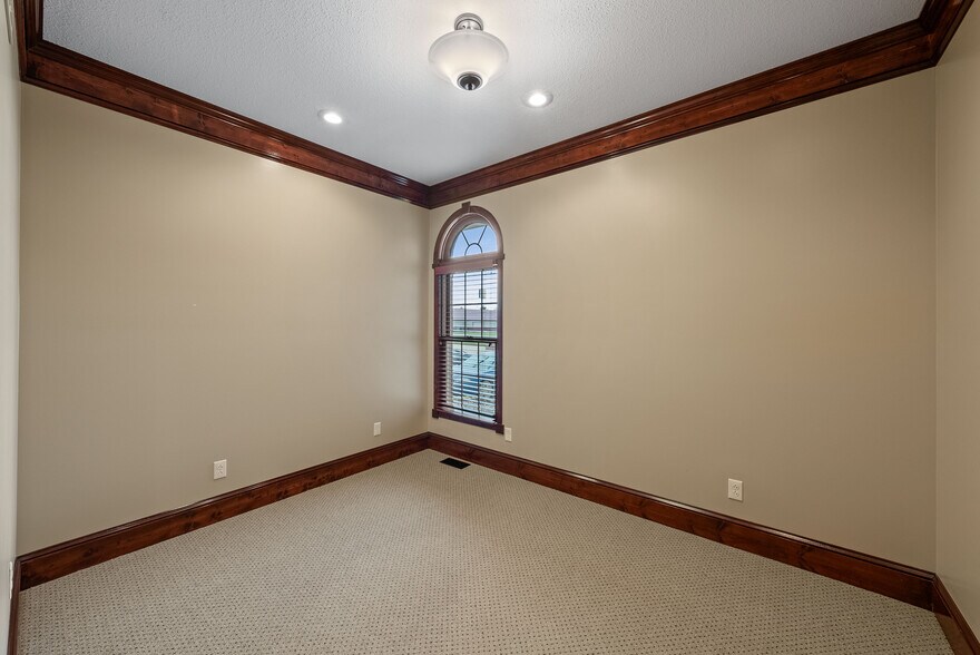 More Photos Of 616 Lana Dr, Cameron Office For Sale