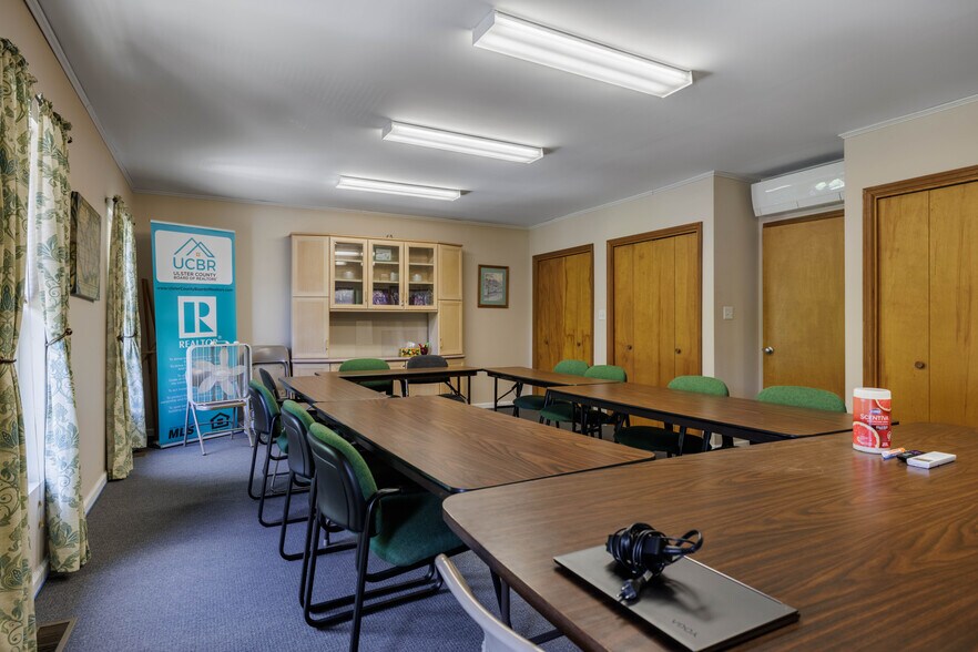 More Photos Of 74 Broadway, Kingston Office For Sale