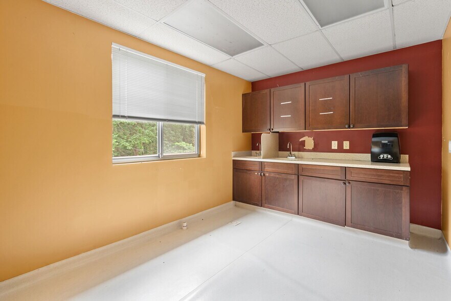 More Photos Of 4 Corwin Ct, Newburgh Medical For Sale